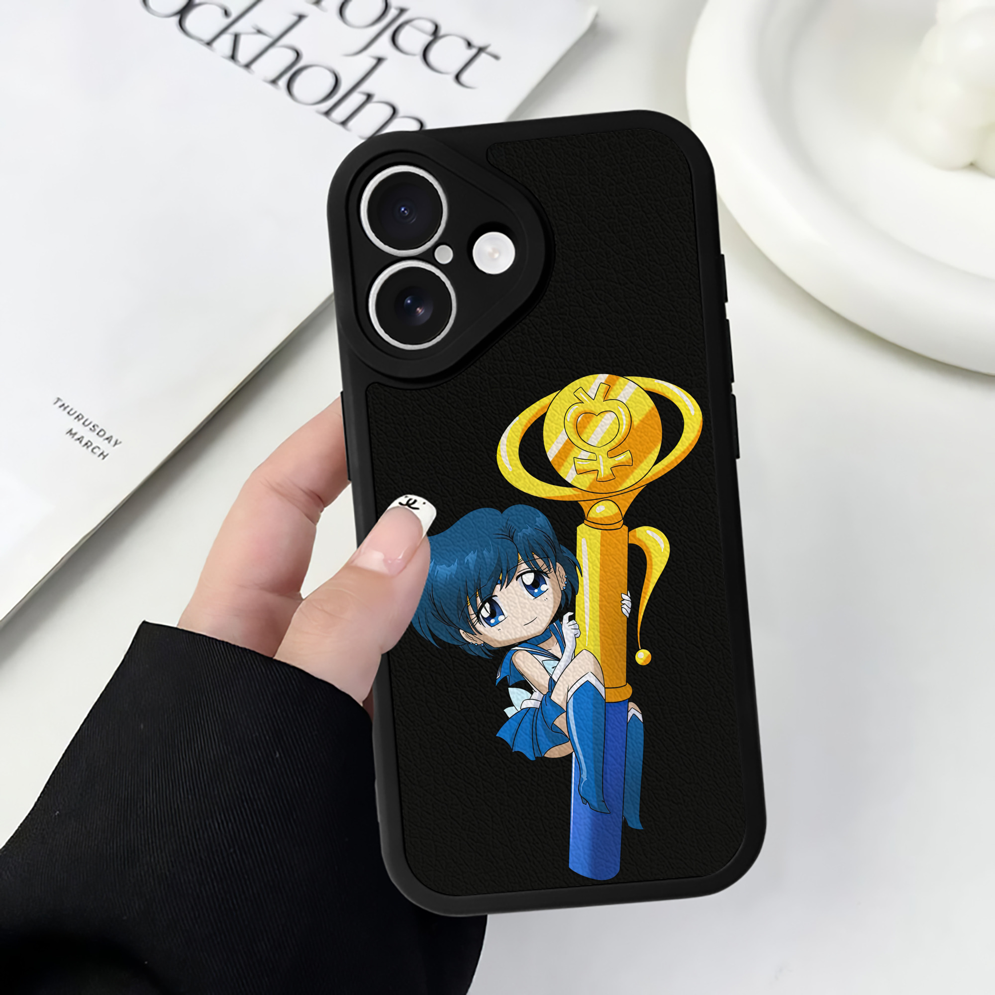 （画像用） 美少女戦士セーラームーン 水野 亜美 みずの あみ Sailor Moon Mizuno Ami 【iPhone 16シリーズ対応】シリコンスマホケース（レザー調） 材質：シリコン